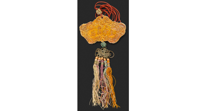 Một số kim khánh có họa tiết dập nổi. Ảnh: Drouot. Một số kim khánh có họa tiết dập nổi. Ảnh: Drouot.