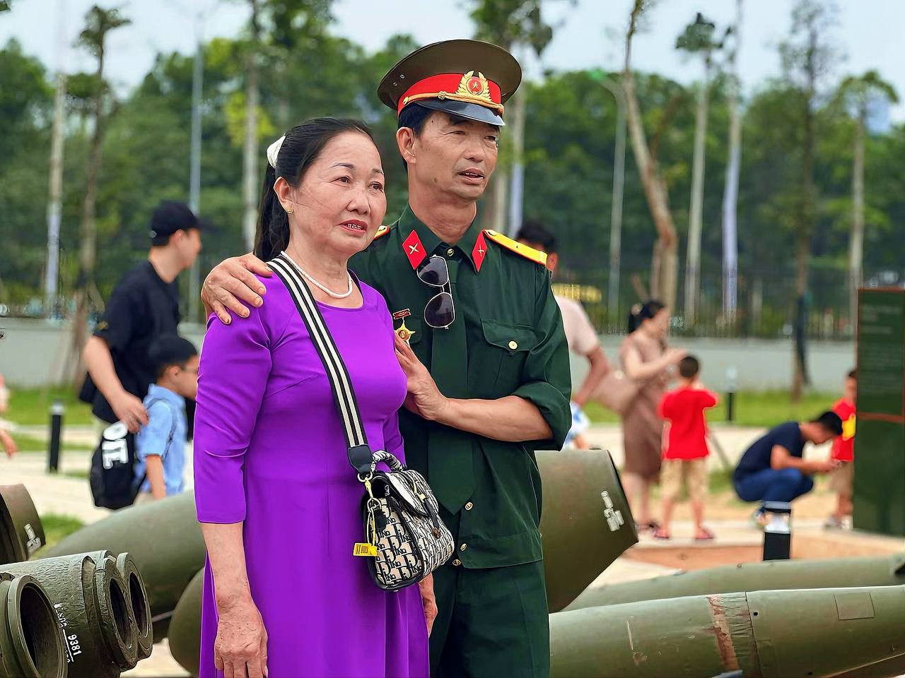 Sáng 12/4, trong ngày đầu tiên thu vé vào cửa, Bảo tàng Lịch sử Quân sự Việt Nam đã đón hơn 20.000 lượt khách tham quan. Gần tới dịp đại lễ 30/4, lượng khách tới thăm bảo tàng càng đông. Theo ghi nhận của PV Tiền Phong, trong sáng 26/4, hàng trăm đoàn khách cả trong và ngoài nước tới chiêm ngưỡng các hiện vật trưng bày tại bảo tàng.