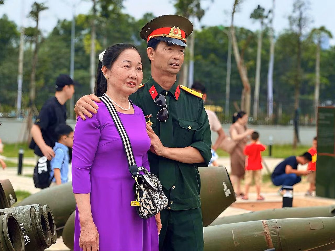 Sáng 12/4, trong ngày đầu tiên thu vé vào cửa, Bảo tàng Lịch sử Quân sự Việt Nam đã đón hơn 20.000 lượt khách tham quan. Gần tới dịp đại lễ 30/4, lượng khách tới thăm bảo tàng càng đông. Theo ghi nhận của PV Tiền Phong, trong sáng 26/4, hàng trăm đoàn khách cả trong và ngoài nước tới chiêm ngưỡng các hiện vật trưng bày tại bảo tàng.