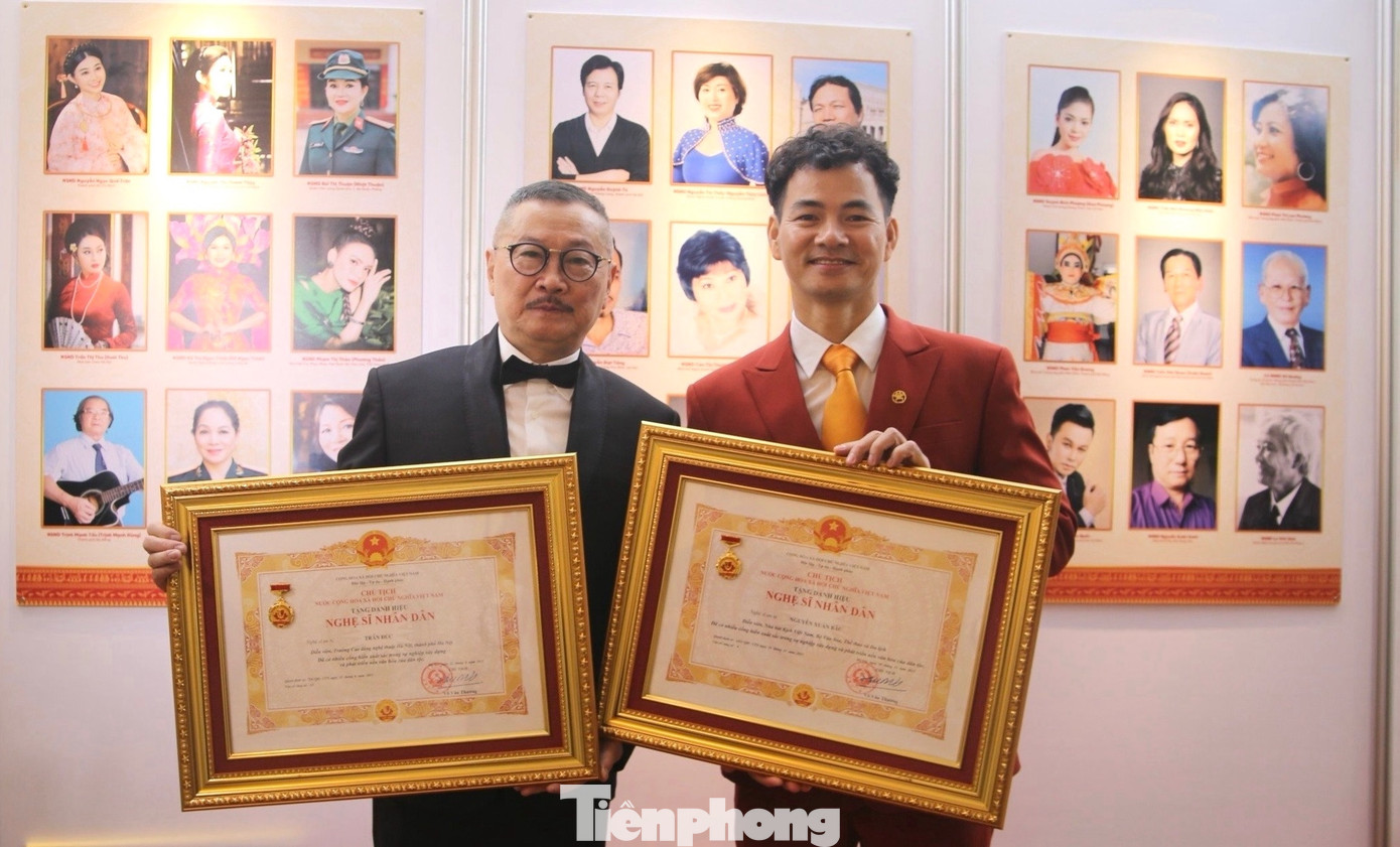 NSND Trần Đức, NSND Xuân Bắc tại buổi lễ trao tặng. NSND Xuân Bắc chia sẻ cảm xúc vui mừng, hạnh phúc, hãnh diện và tự hào khi nhận danh hiệu cao quý. Anh khẳng định đây không phải đích đến cuối cùng mà là động lực để nghệ sĩ tiếp tục đem lại giá trị cho cộng đồng, xã hội thông qua các tác phẩm nghệ thuật.