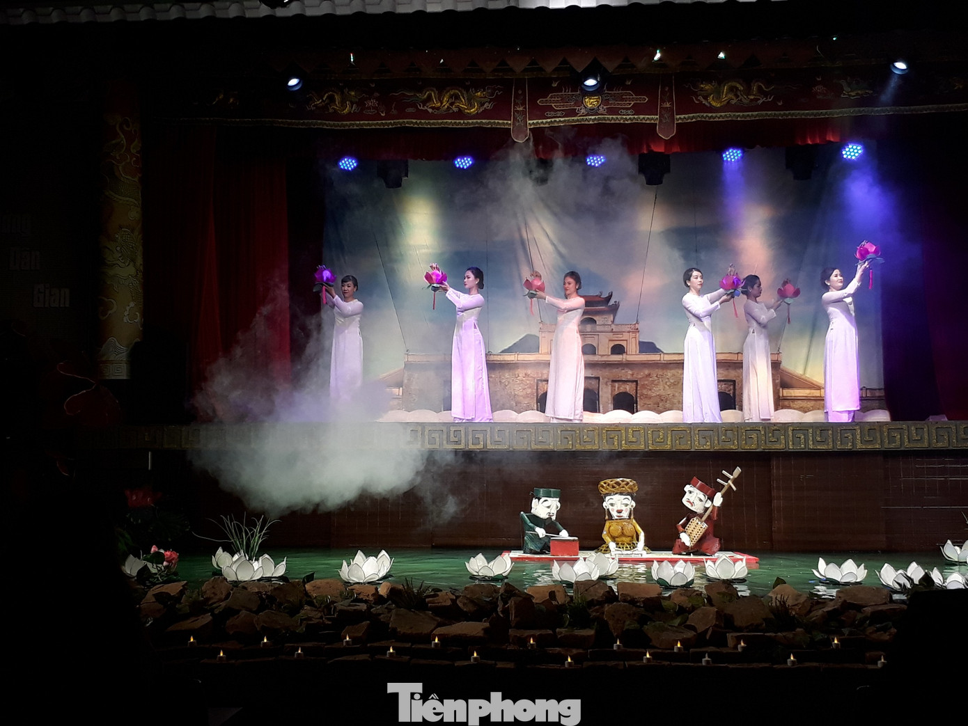 Một trong những điểm nhấn của tour đêm là tiết mục rối nước, rối cạn kể chuyện về Thăng Long kéo dài 20 phút. Một số du khách nước ngoài đầu tiên trải nghiệm bày tỏ sự thích thú trước những thông tin và cảm xúc mà tour đêm này mang lại.