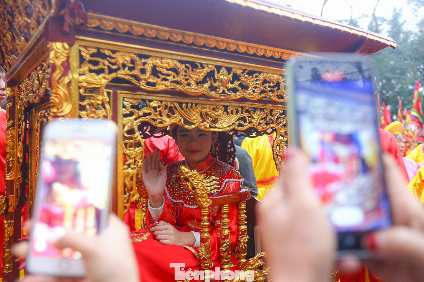 Người dân chụp ảnh, mừng tuổi "nữ tướng". Ảnh: Duy Phạm.