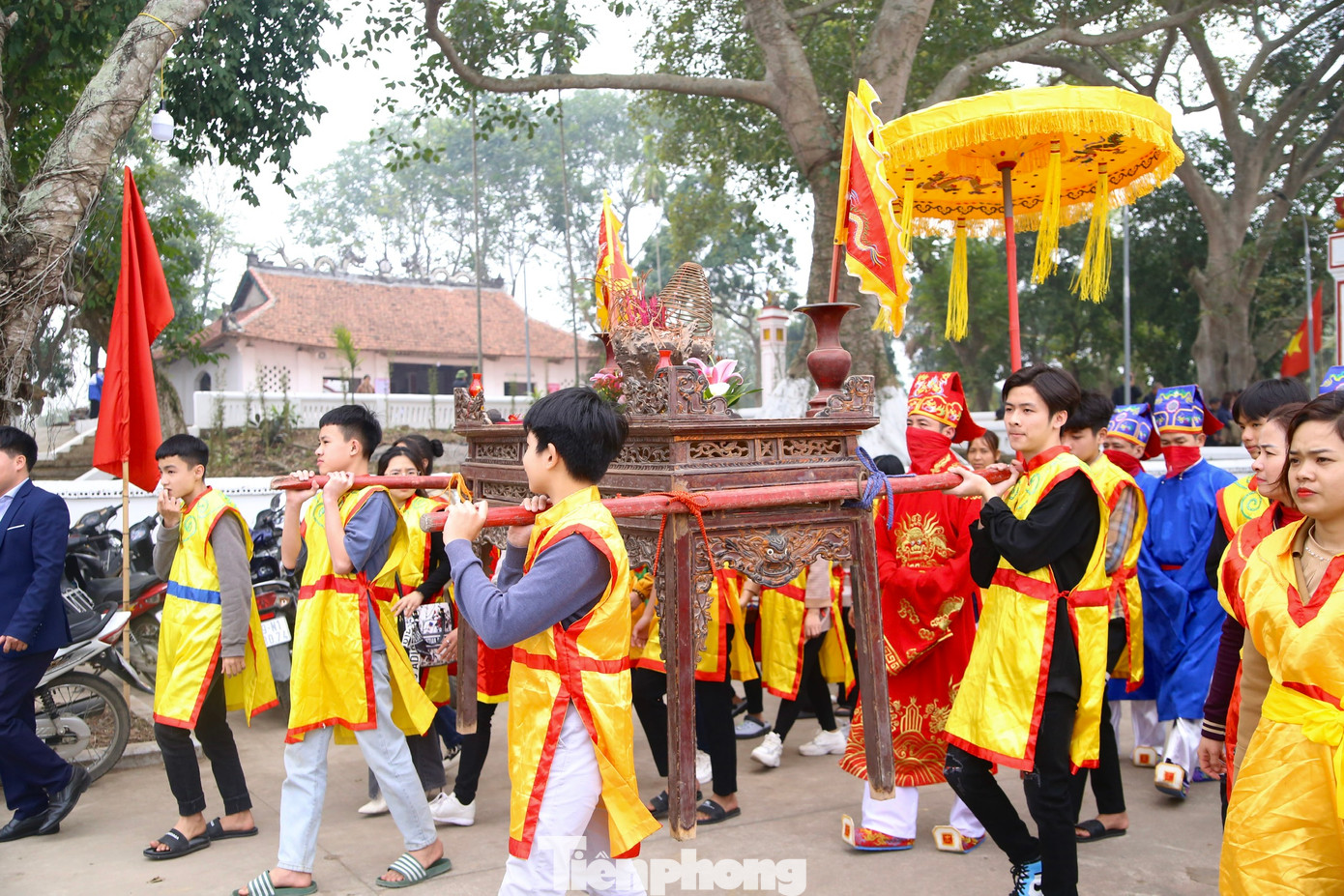 Sáng 2/2, công tác chuẩn bị rước kiệu, tế lễ được sắp xếp chu đáo. Từ 11h30 đến 13h, Ban tổ chức lễ hội tiến hành rước nhang án từ đình về đền Hiền Quan, chuẩn bị tế lễ. Ảnh: GIA LINH.