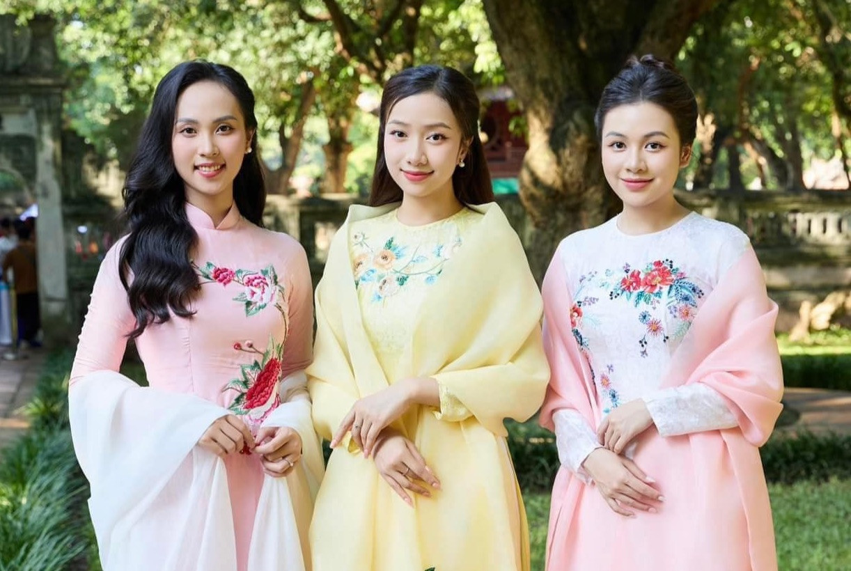 Xu hướng mặc áo dài ngày Tết để chụp ảnh ngày càng rõ nét trong giới trẻ.