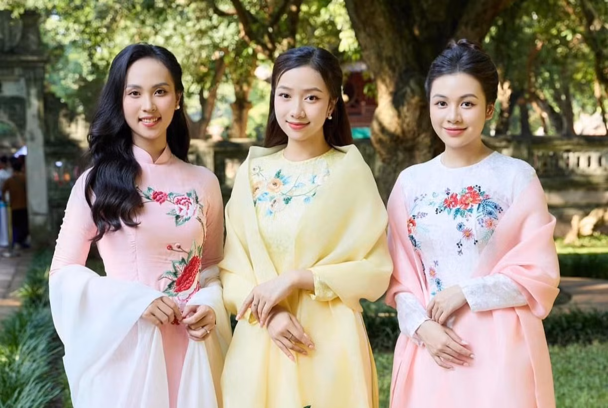 Xu hướng mặc áo dài ngày Tết để chụp ảnh ngày càng rõ nét trong giới trẻ.
