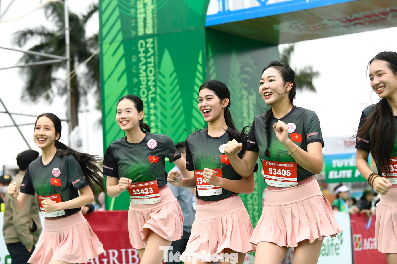 Các cô gái chinh phục cự ly chạy đồng hành 5 km, xuất phát từ 7h30 sáng 30/3. Các cô gái chinh phục cự ly chạy đồng hành 5 km, xuất phát từ 7h30 sáng 30/3.