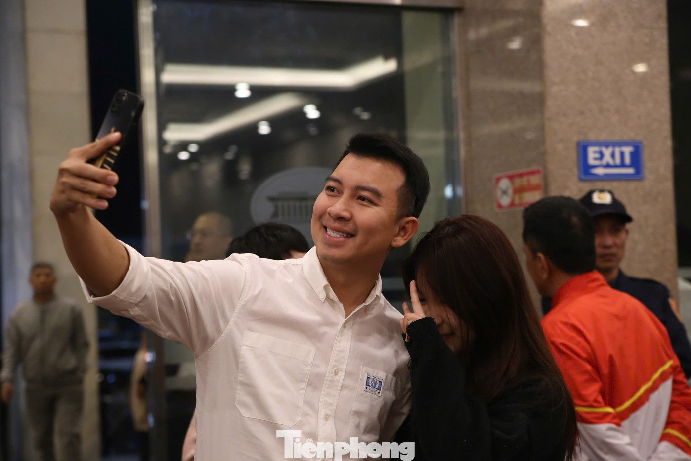 Khoảng 19h tối 15/1, khá đông khán giả xếp hàng trước cửa sân khấu để bộ phận an ninh kiểm tra vé. Anh Thái Hòa (sống tại Hà Nội) hào hứng khi lần đầu xem ghi hình Táo Quân. "Táo Quân là tuổi thơ của tôi. Rất khó để chọn ra diễn viên nào mà tôi yêu thích nhất. Tất cả đều tuyệt vời. Là người sáng tạo nội dung trên mạng xã hội, tôi hy vọng Táo Quân đề cập nhiều xu hướng nổi bật của giới trẻ trong năm qua", anh Thái Hòa chia sẻ với PV Tiền Phong.