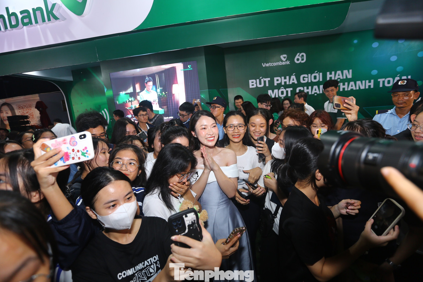 Đại sứ Khánh Vy giao lưu cùng người hâm mộ tại gian hàng của Ngân hàng TMCP Ngoại thương Việt Nam (Vietcombank). Nhà tài trợ kim cương Vietcombank giới thiệu các phương thức thanh toán đã được số hóa hoàn toàn, đáp ứng được hầu hết các nhu cầu trong cuộc sống. Đại sứ Khánh Vy giao lưu cùng người hâm mộ tại gian hàng của Ngân hàng TMCP Ngoại thương Việt Nam (Vietcombank). Nhà tài trợ kim cương Vietcombank giới thiệu các phương thức thanh toán đã được số hóa hoàn toàn, đáp ứng được hầu hết các nhu cầu trong cuộc sống.