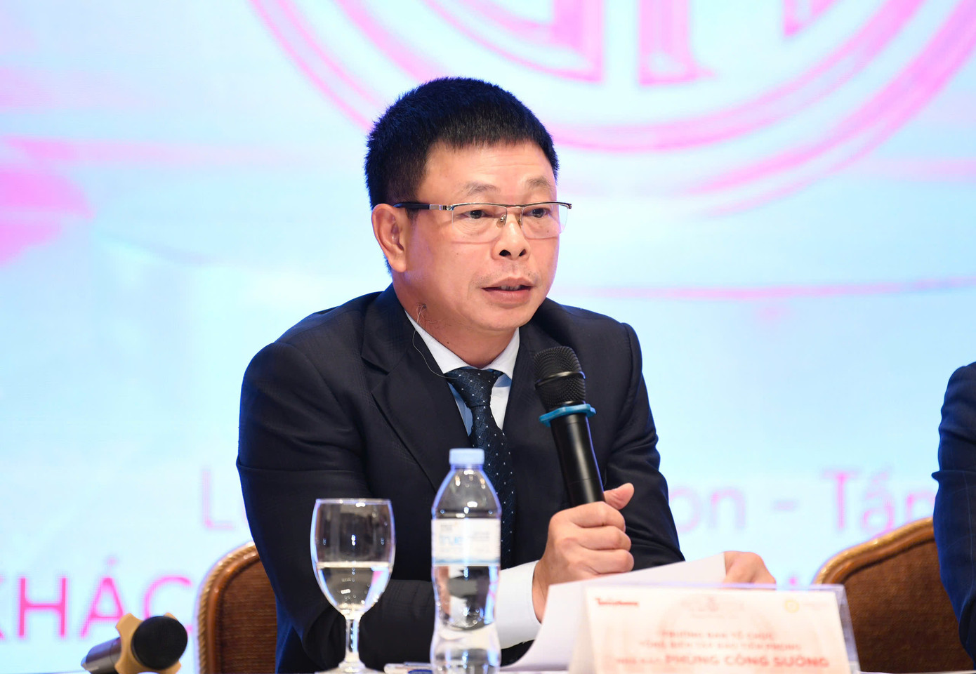 Nhà báo Phùng Công Sưởng - Tổng biên tập báo Tiền Phong - Trưởng BTC Hoa hậu Việt Nam 2024 phát biểu tại họp báo.