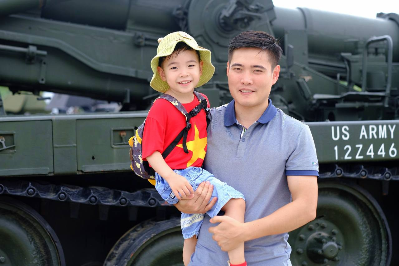 Nhiều gia đình đưa con tới tham quan Bảo tàng Lịch sử Quân sự Việt Nam trước ngày đại lễ.