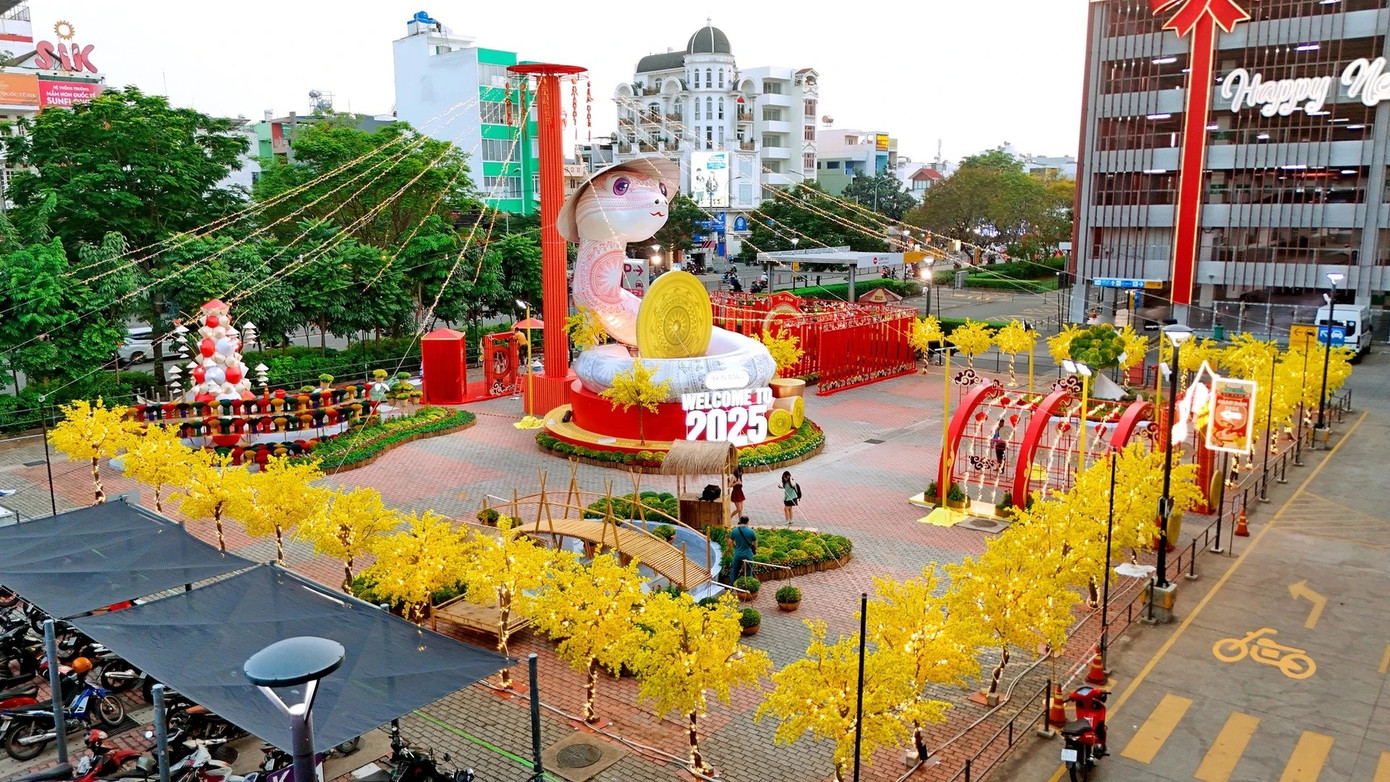 Linh vật rắn đội nón ở trung tâm thương mại thuộc quận Tân Phú (TPHCM).