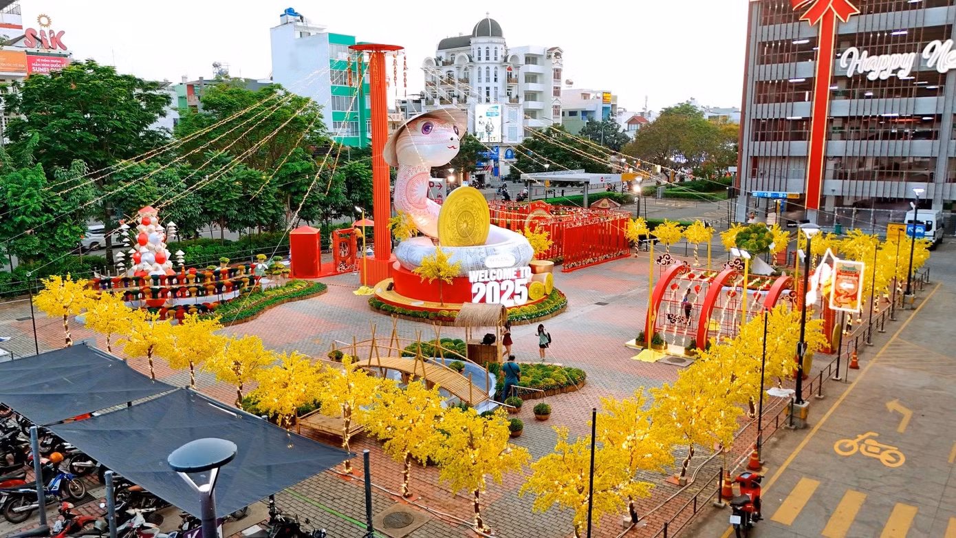 Linh vật rắn đội nón ở trung tâm thương mại thuộc quận Tân Phú (TPHCM).