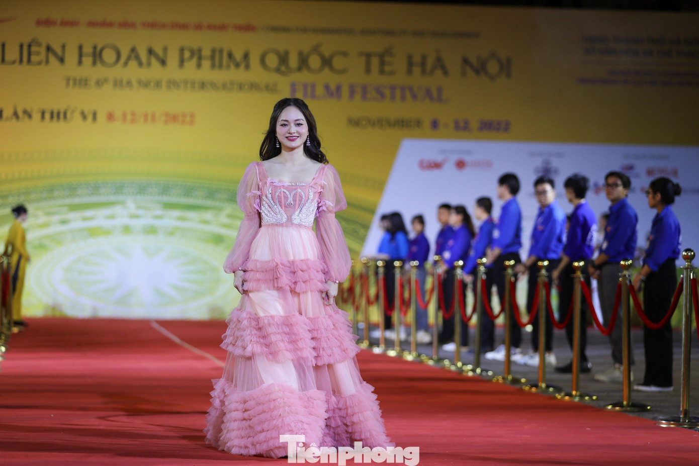 Diễn viên Lan Phương nổi bật với đầm xếp tầng màu hồng phấn. Ảnh: NHƯ Ý.