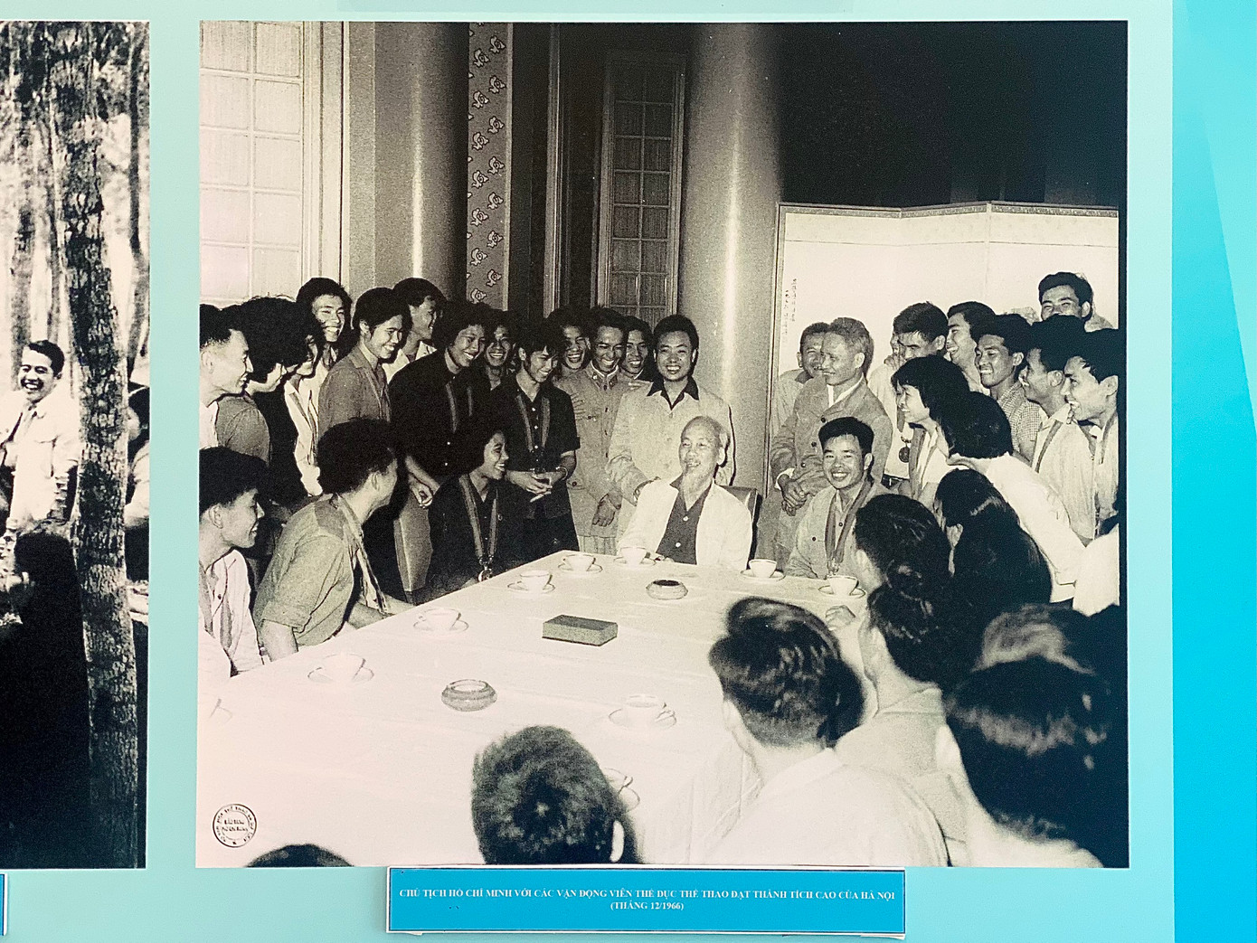 Chủ tịch Hồ Chí Minh với các vận động viên thể dục thể thao có thành tích cao tại Hà Nội, cuối năm 1966.