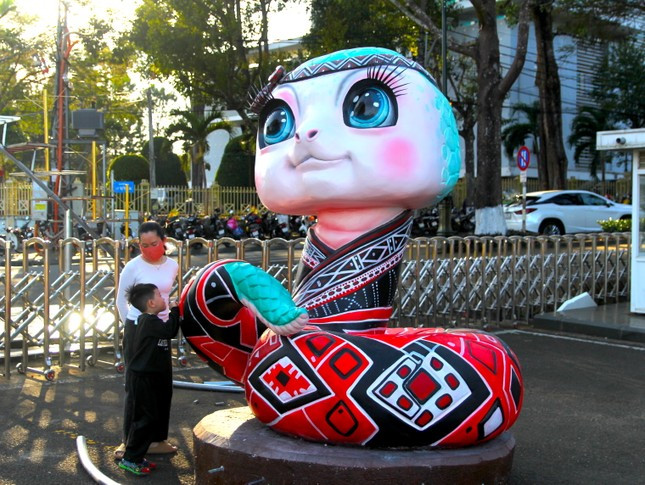 Rắn quàng khăn ở Gia Lai gây chú ý vì vẻ ngoài đáng yêu. Linh vật rắn mang trang phục thổ cẩm truyền thống, tượng trưng cho văn hóa bản địa.