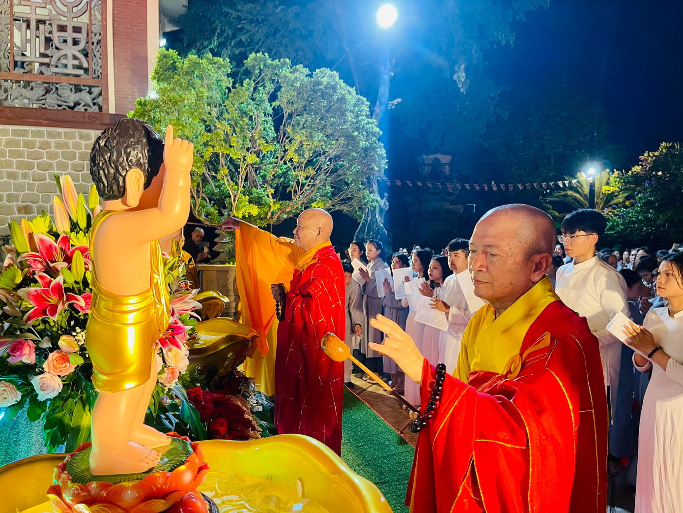 Nghi lễ này luôn được chuẩn bị chu đáo, diễn ra trong không khí trang nghiêm. Nghi lễ này luôn được chuẩn bị chu đáo, diễn ra trong không khí trang nghiêm.