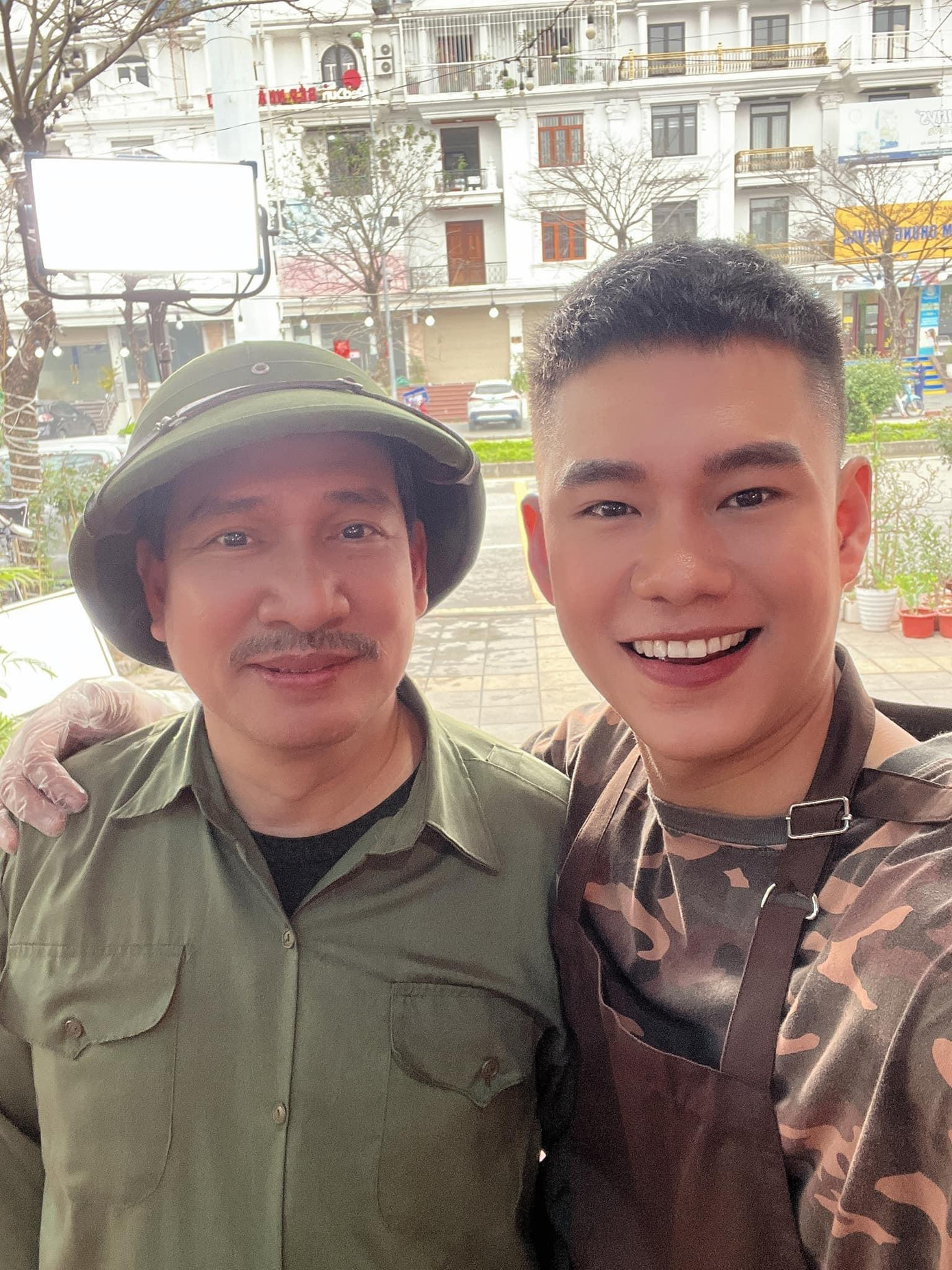 Theo chia sẻ của diễn viên Minh Hoàng, NSƯT Quang Thắng giúp anh có được những cảm xúc rất tự nhiên, giống như một người bố thực sự. Theo chia sẻ của diễn viên Minh Hoàng, NSƯT Quang Thắng giúp anh có được những cảm xúc rất tự nhiên, giống như một người bố thực sự.