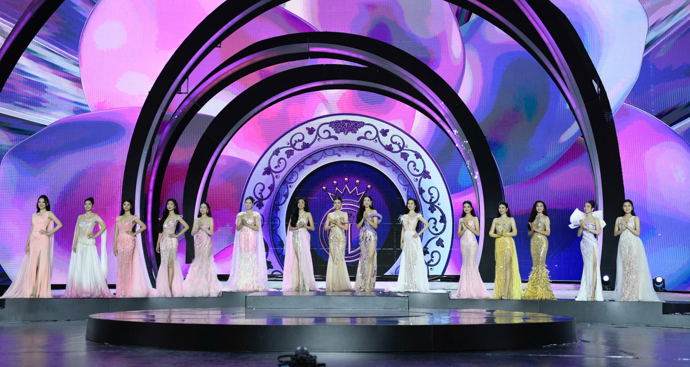 Đêm chung kết Hoa hậu Việt Nam 2024 diễn ra từ 20h tối 27/6 tại sân khấu mặt nước, khu vực bia Quốc học Huế và được truyền hình trực tiếp trên kênh VTV8 - Đài Truyền hình Việt Nam, FPT Play, báo Tiền Phong điện tử và các nền tảng số của báo Tiền Phong, công ty CP Hoàng Thành Media. Thí sinh lần lượt trình diễn áo dài, bikini, trang phục dạ hội.