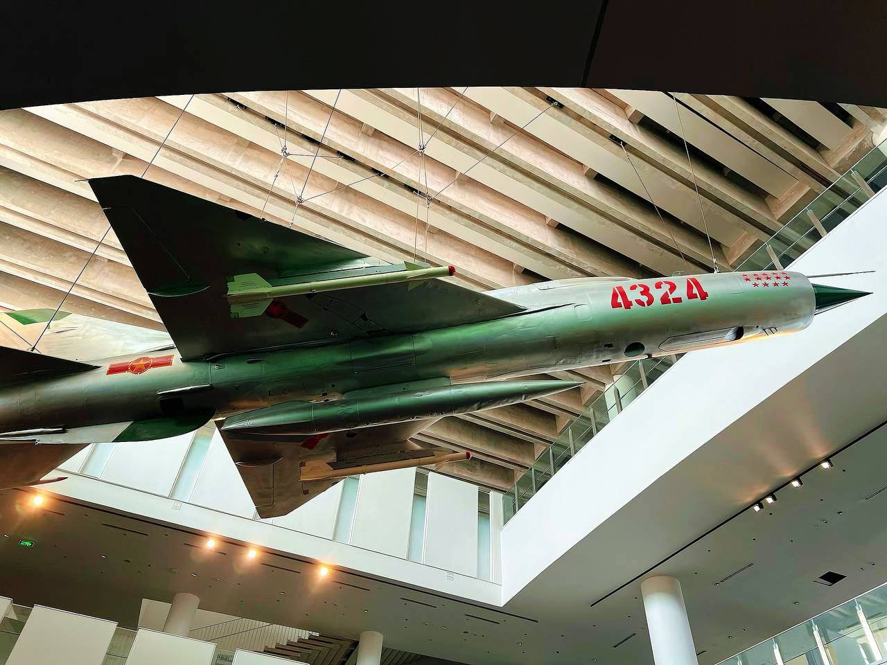 Được treo cao giữa sảnh chính của bảo tàng là máy bay MiG-21 mang số hiệu 4324 - máy bay chiến đấu phản lực tiêm kích một người lái do Liên Xô sản xuất năm 1965, viện trợ cho Việt Nam trong kháng chiến chống Mỹ cứu nước. Đây là chiếc máy bay chiến đấu có nhiều sao nhất của Không quân nhân dân Việt Nam. 14 ngôi sao, biểu tượng cho 14 lần bắn rơi máy bay Mỹ trên bầu trời Việt Nam của 9 phi công thuộc Trung đoàn Không quân 921. Máy bay MiG-21 mang số hiệu 4324 được công nhận bảo vật quốc gia năm 2015.