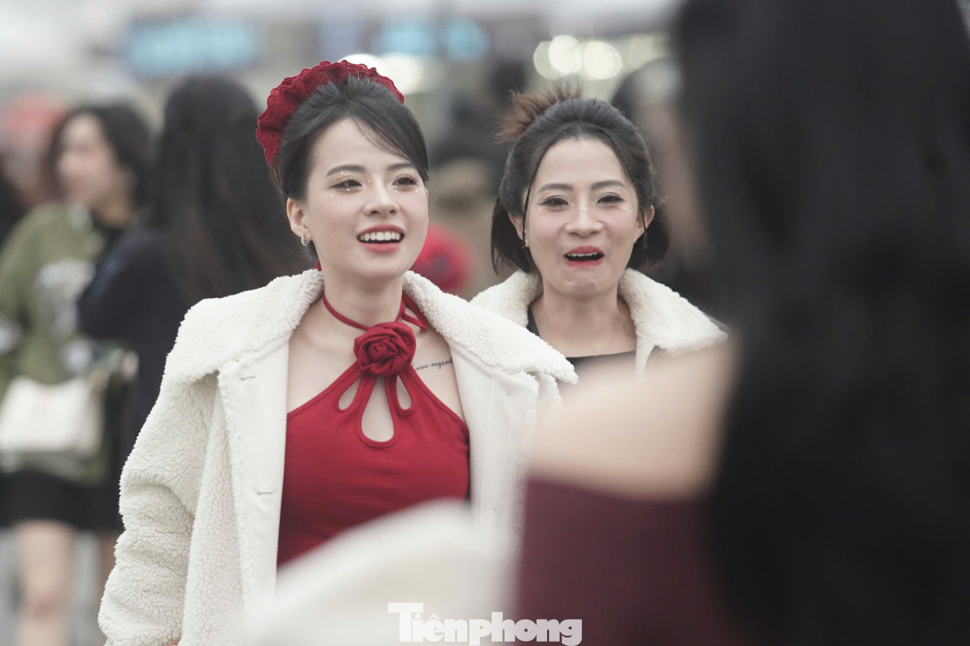 Khán giả trang điểm cầu kỳ, chọn nhiều phụ kiện. Khán giả trang điểm cầu kỳ, chọn nhiều phụ kiện.