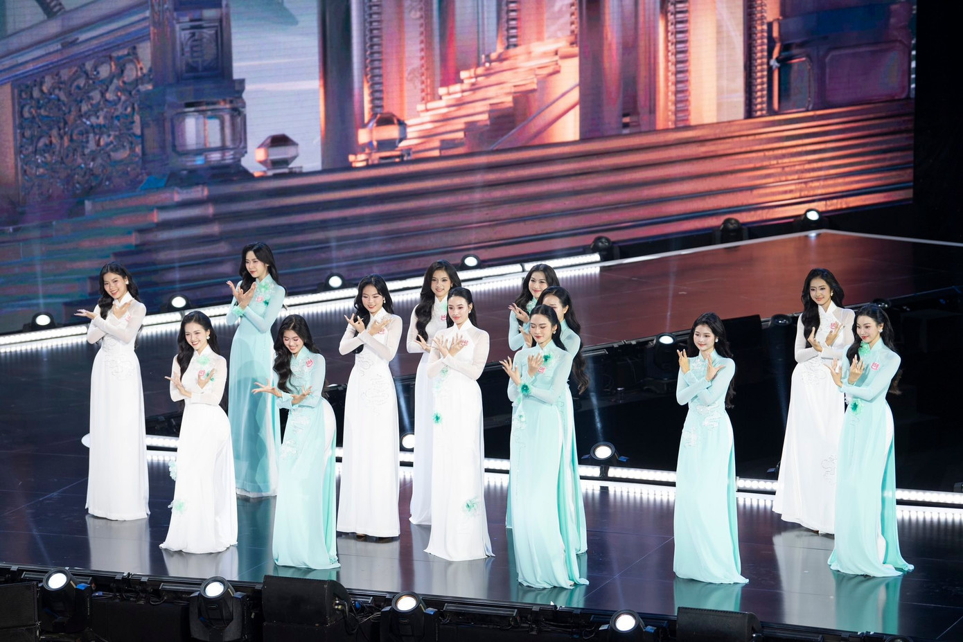 Sân khấu hình chữ X giúp thí sinh thoải mái khi trình diễn.