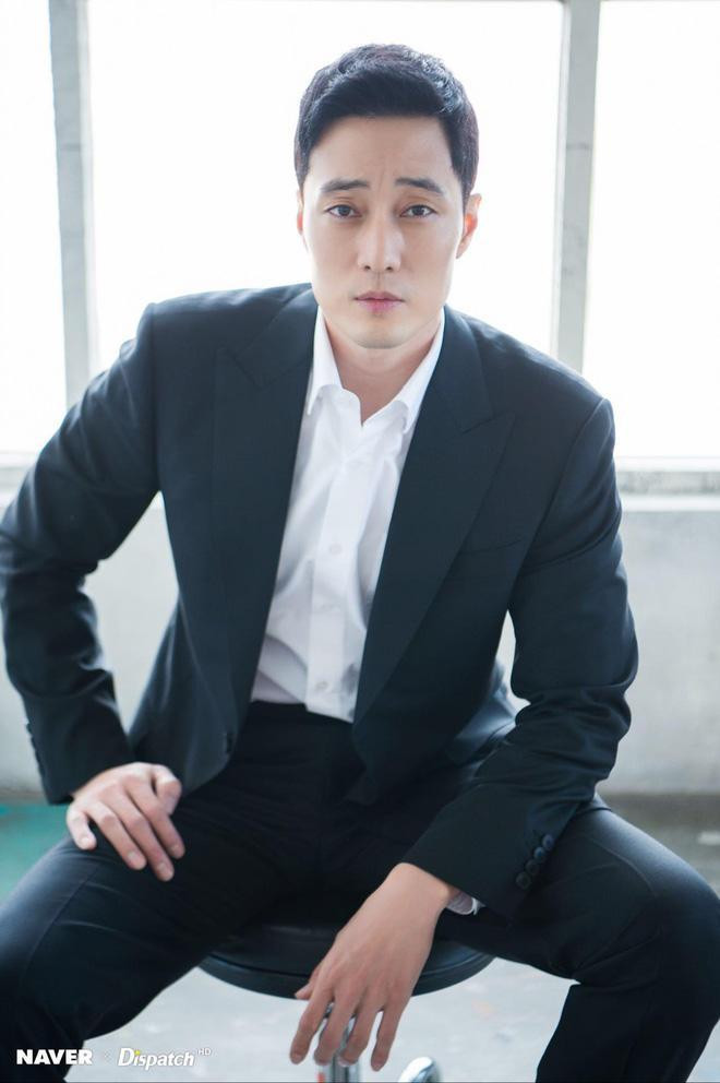 Nam diễn viên &quot;cá kiếm&quot; thứ hai của xứ sở kim chi là So Ji Sub. Anh bắt đầu sự nghiệp diễn xuất từ năm 1997 và nổi tiếng với những vai diễn trong I&apos;m Sorry, I Love You, Something Happened In Bali, Oh My Venus và Master’s Sun. So Ji Sub có mức thu nhập 27 tỷ won từ việc đóng phim, chỉ kém người dẫn đầu 1 tỷ won