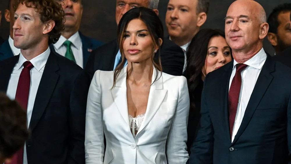 Lauren Sanchez bị cho là lạc quẻ với những bộ đồ sang trọng của phụ nữ nhà Trump và các khách mời nữ ở sự kiện. Ảnh: Getty. Lauren Sanchez bị cho là lạc quẻ với những bộ đồ sang trọng của phụ nữ nhà Trump và các khách mời nữ ở sự kiện. Ảnh: Getty.