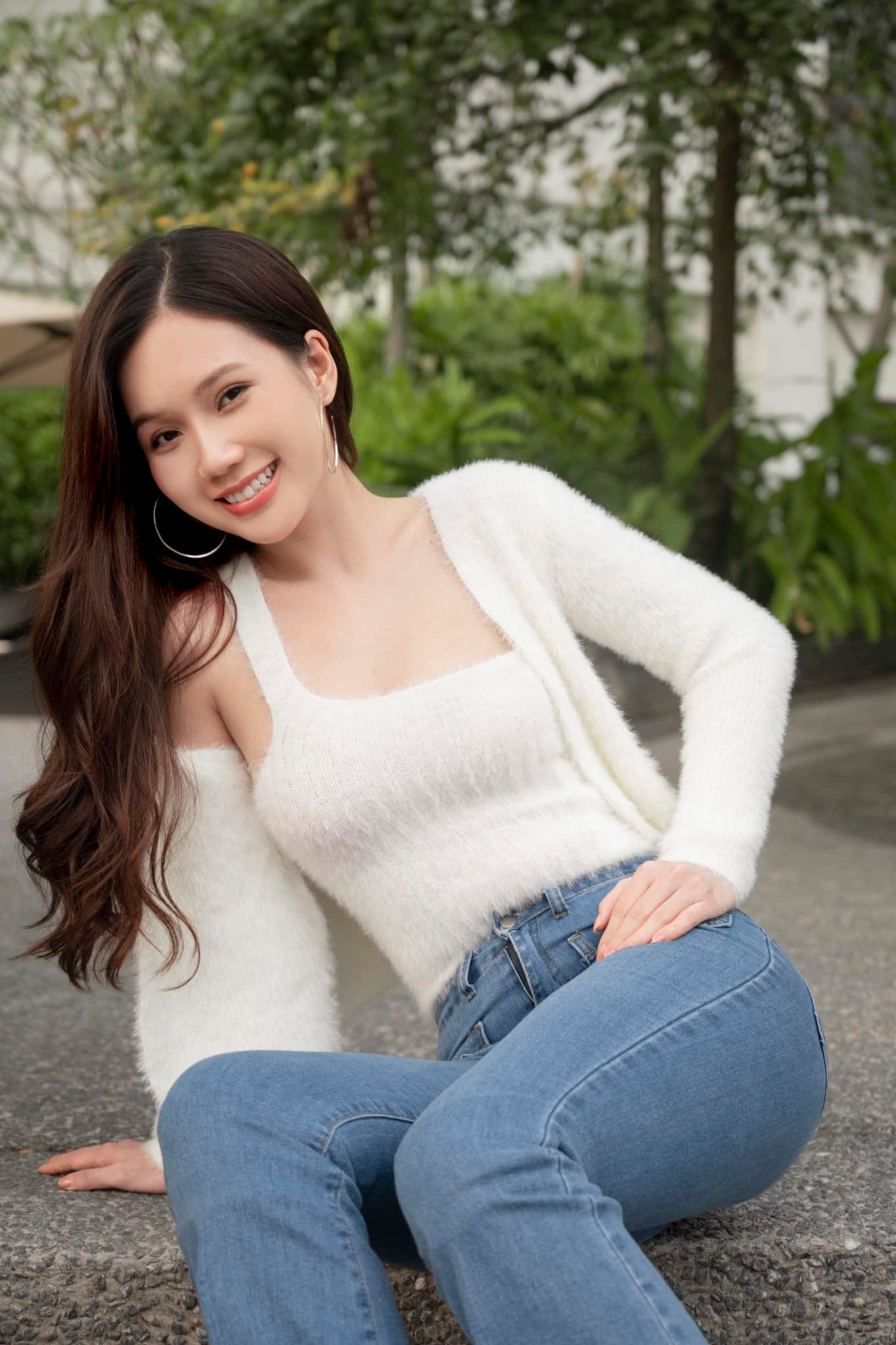 Mỗi khi có cơ hội, Mai đều tìm cách làm thân với Công. Hà (Lan Phương) - em dâu của Công tinh ý phát hiện và khuyên chị dâu dè chừng Mai. Mỗi khi có cơ hội, Mai đều tìm cách làm thân với Công. Hà (Lan Phương) - em dâu của Công tinh ý phát hiện và khuyên chị dâu dè chừng Mai.