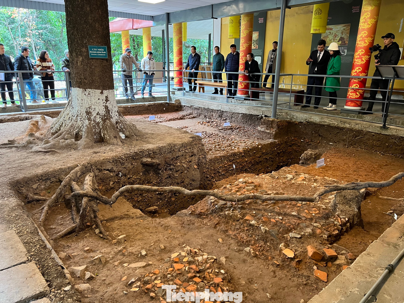 Sáng 21/12, Trung tâm Bảo tồn di sản Thăng Long - Hà Nội và Viện Khảo cổ học tổ chức Hội thảo khoa học Báo cáo sơ bộ kết quả khai quật thăm dò Khu vực chính điện Kính Thiên năm 2023 và Kết quả khai quật, nghiên cứu từ năm 2011 đến nay tại Hoàng Thành Thăng Long.Năm nay, các nhà khảo cổ đào khai quật thăm dò tại ba vị trí: phía Nam nền điện Kính Thiên, nền điện Kính Thiên và phái Tây Bắc nền điện Kính Thiên.