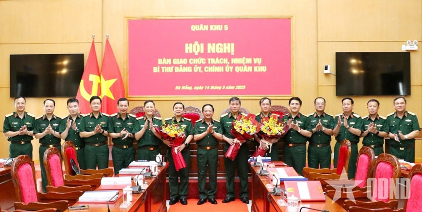 Thượng tướng Trịnh Văn Quyết chụp ảnh cùng các đại biểu dự hội nghị.