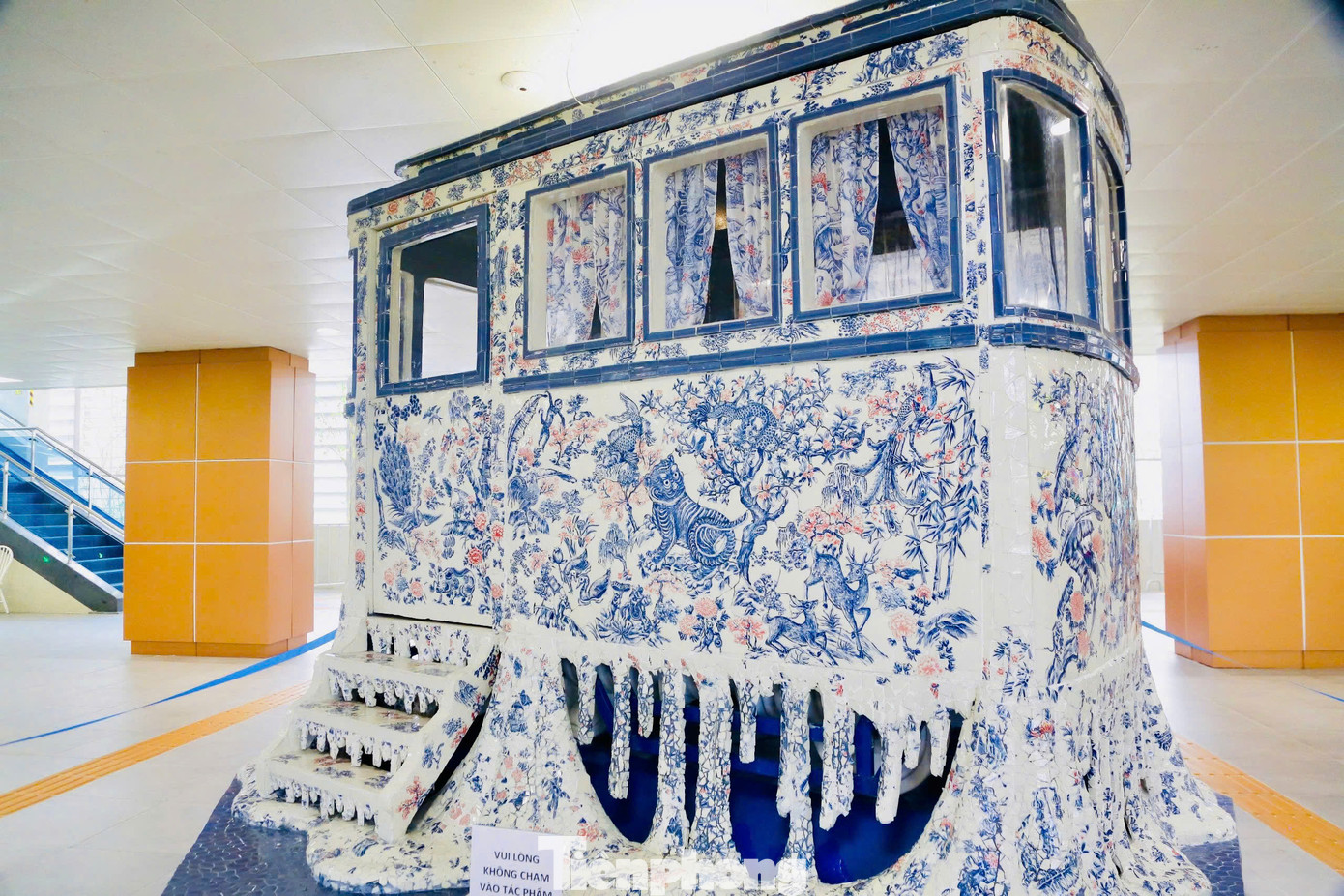 Toa tàu hóa thạch cao hơn 2,8 m, chiều ngang hơn 3,6 m được tạo nên từ các mảnh gốm trong trạng thái tan chảy. Tác phẩm ra đời nhằm nâng cao trải nghiệm giao thông công cộng và gửi gắm thông điệp bảo vệ môi trường đến hành khách.