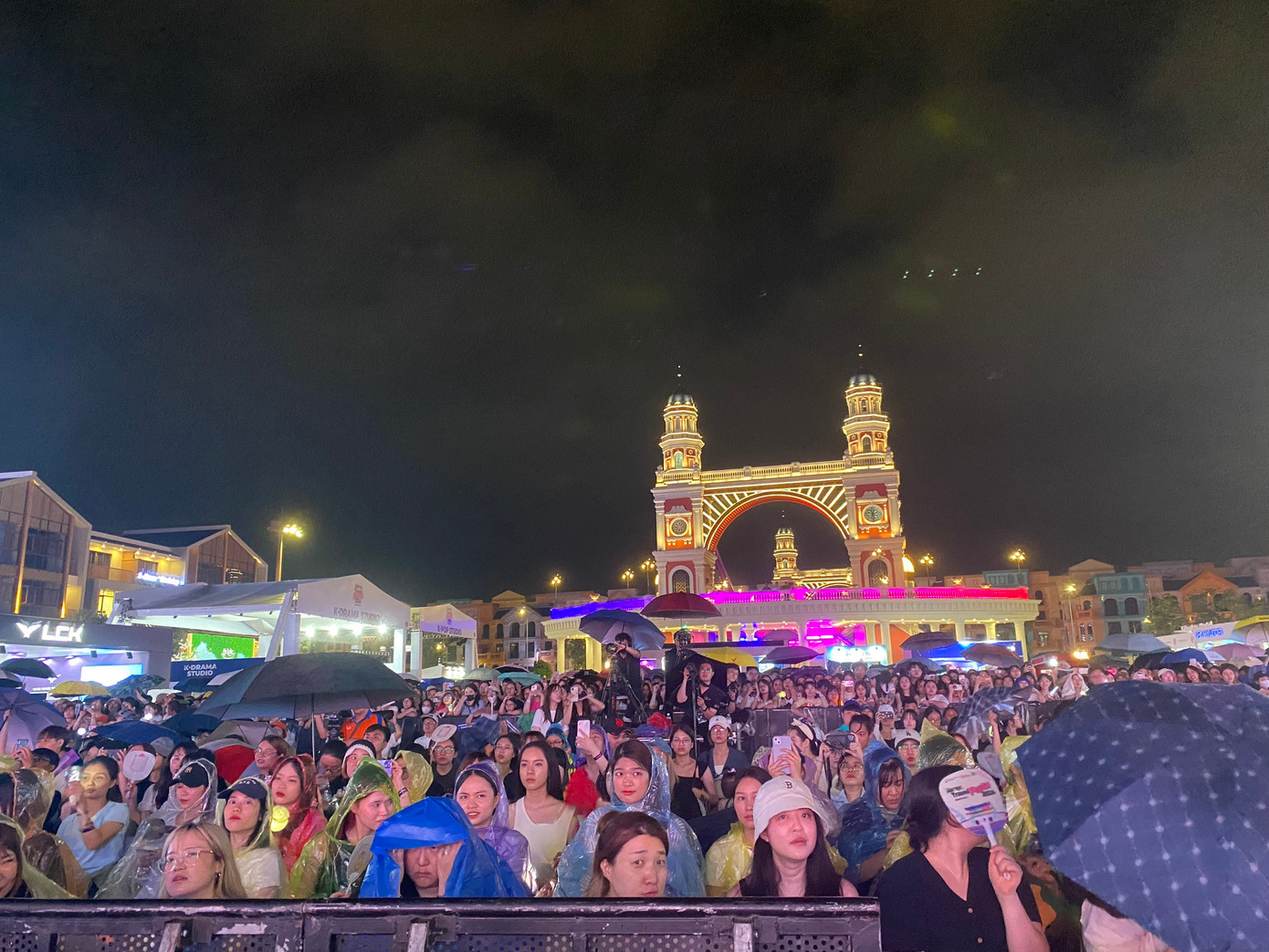 Khán giả đội mưa cổ vũ thần tượng.