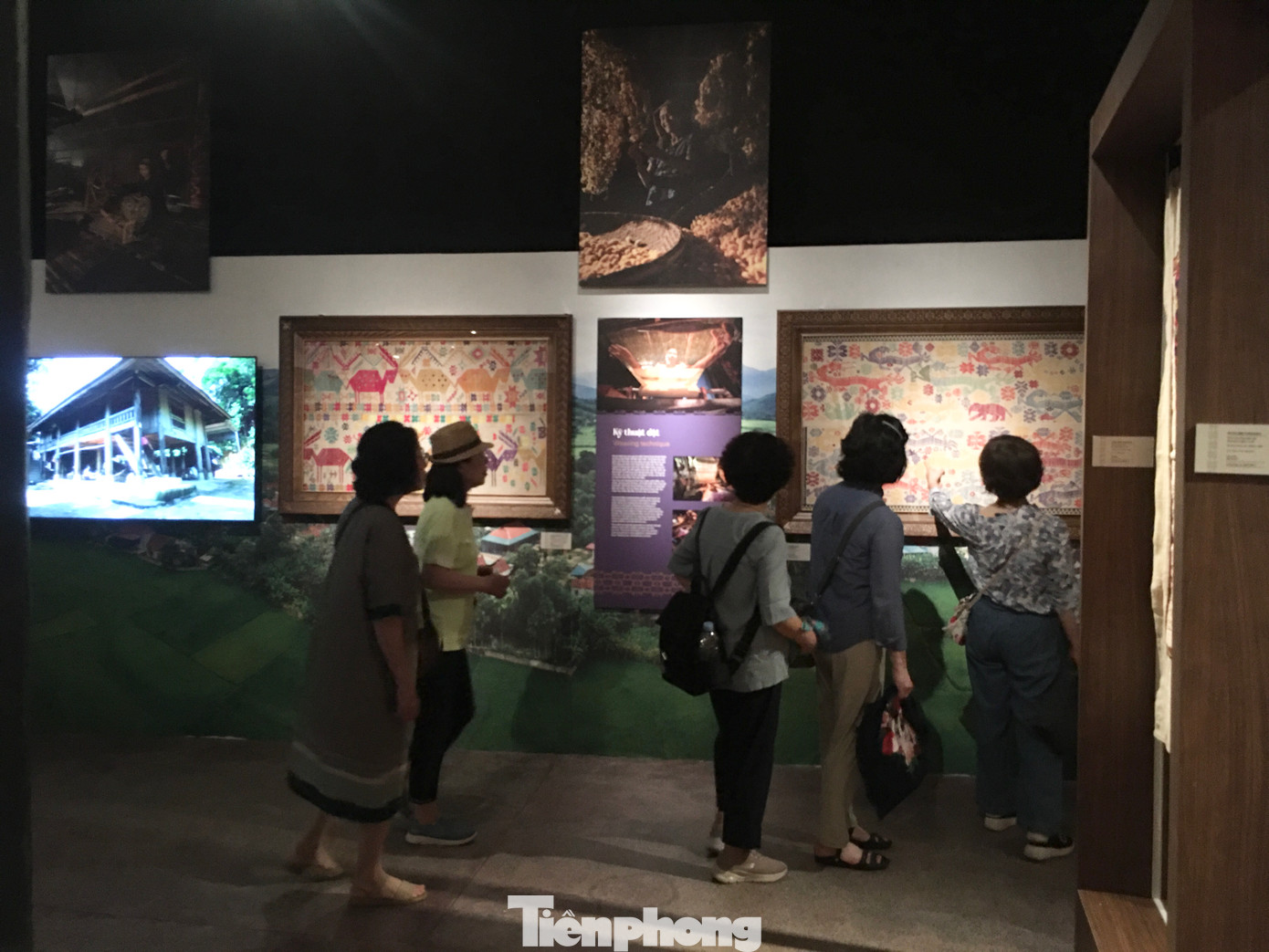 TS. Vi Văn An - cố vấn khoa học của trưng bày - khẳng định: “Với kỹ thuật dệt thêu tinh xảo, sự phối màu hài hòa, mô típ hoa văn phong phú theo phong cách tả thực, sưu tập đồ vải này vừa có giá trị về lịch sử, văn hóa, tính thẩm mỹ, vừa thể hiện nét đặc trưng riêng trong sản phẩm đồ vải của người Thái ở địa phương này". Chuyên gia nhận định đây là sưu tập đồ vải quý hiếm, có một không hai còn sót lại.