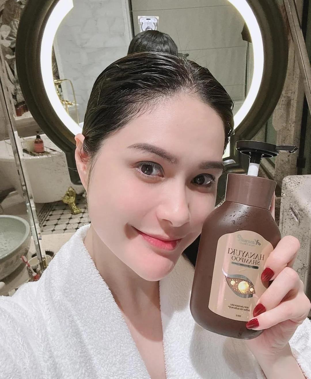 Cục Quản lý dược đề nghị Sở Y tế TPHCM tiếp tục làm rõ, xử lý sai phạm (nếu có) đối với 2 sản phẩm có sử dụng những cụm từ có thể gây hiểu lầm là thuốc, trong đó có sản phẩm Hanayuki Shampoo, nhãn hàng Hanayuki Empire of Beauty. Cục Quản lý dược đề nghị Sở Y tế TPHCM tiếp tục làm rõ, xử lý sai phạm (nếu có) đối với 2 sản phẩm có sử dụng những cụm từ có thể gây hiểu lầm là thuốc, trong đó có sản phẩm Hanayuki Shampoo, nhãn hàng Hanayuki Empire of Beauty.