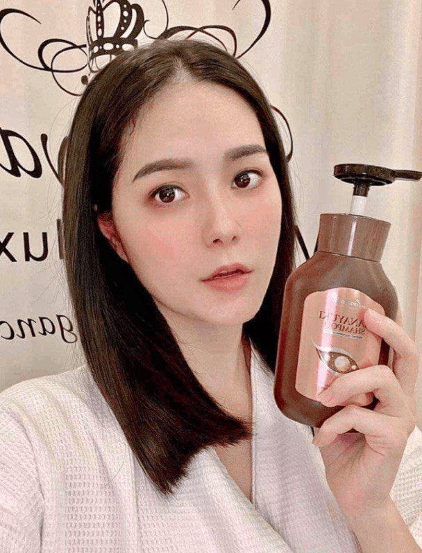 Cục Quản lý dược đề nghị Sở Y tế TPHCM tiếp tục làm rõ, xử lý sai phạm (nếu có) đối với 2 sản phẩm có sử dụng những cụm từ có thể gây hiểu lầm là thuốc, trong đó có sản phẩm Hanayuki Shampoo, nhãn hàng Hanayuki Empire of Beauty. Cục Quản lý dược đề nghị Sở Y tế TPHCM tiếp tục làm rõ, xử lý sai phạm (nếu có) đối với 2 sản phẩm có sử dụng những cụm từ có thể gây hiểu lầm là thuốc, trong đó có sản phẩm Hanayuki Shampoo, nhãn hàng Hanayuki Empire of Beauty.