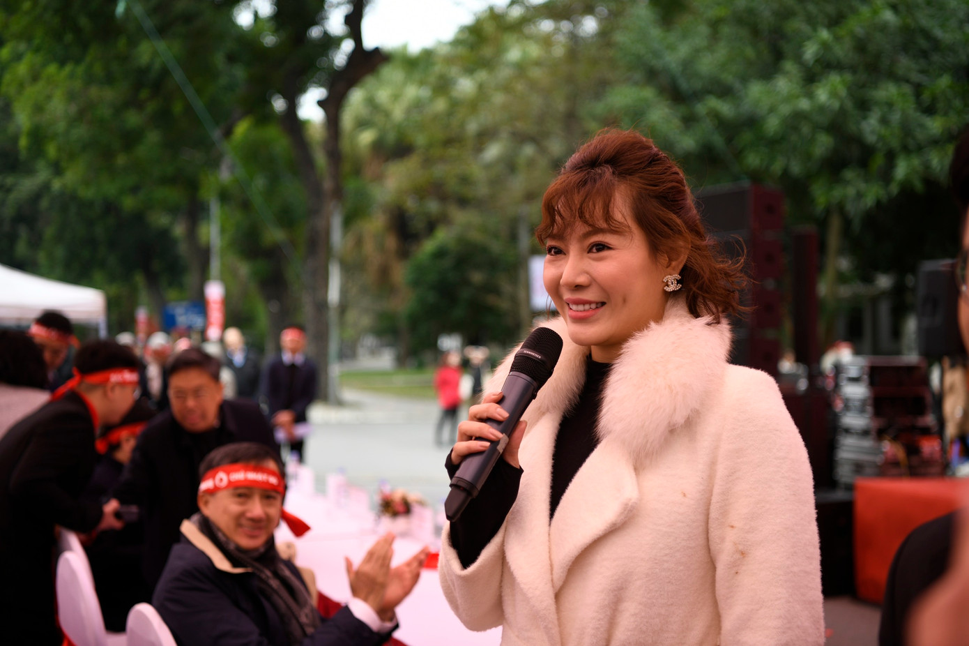 Diễn viên Thanh Hương dù bận lịch quay cả ngày vẫn sắp xếp đến "chia lửa" cùng 'Chủ Nhật Đỏ' lần thứ 16. “Thanh Hương thấy ấm áp khi đến với Chủ Nhật Đỏ. Cụm từ 'Chủ Nhật Đỏ' gợi cho tôi nhiều cảm xúc về nghĩa cử cao đẹp, góp phần giữ lại sự sống cho rất nhiều người. Tôi hy vọng chương trình ngày càng thành công, lan tỏa tinh thần nhân văn, tôn vinh hành động hiến máu cứu người ở mọi miền Tổ quốc”, diễn viên Thanh Hương bộc bạch.