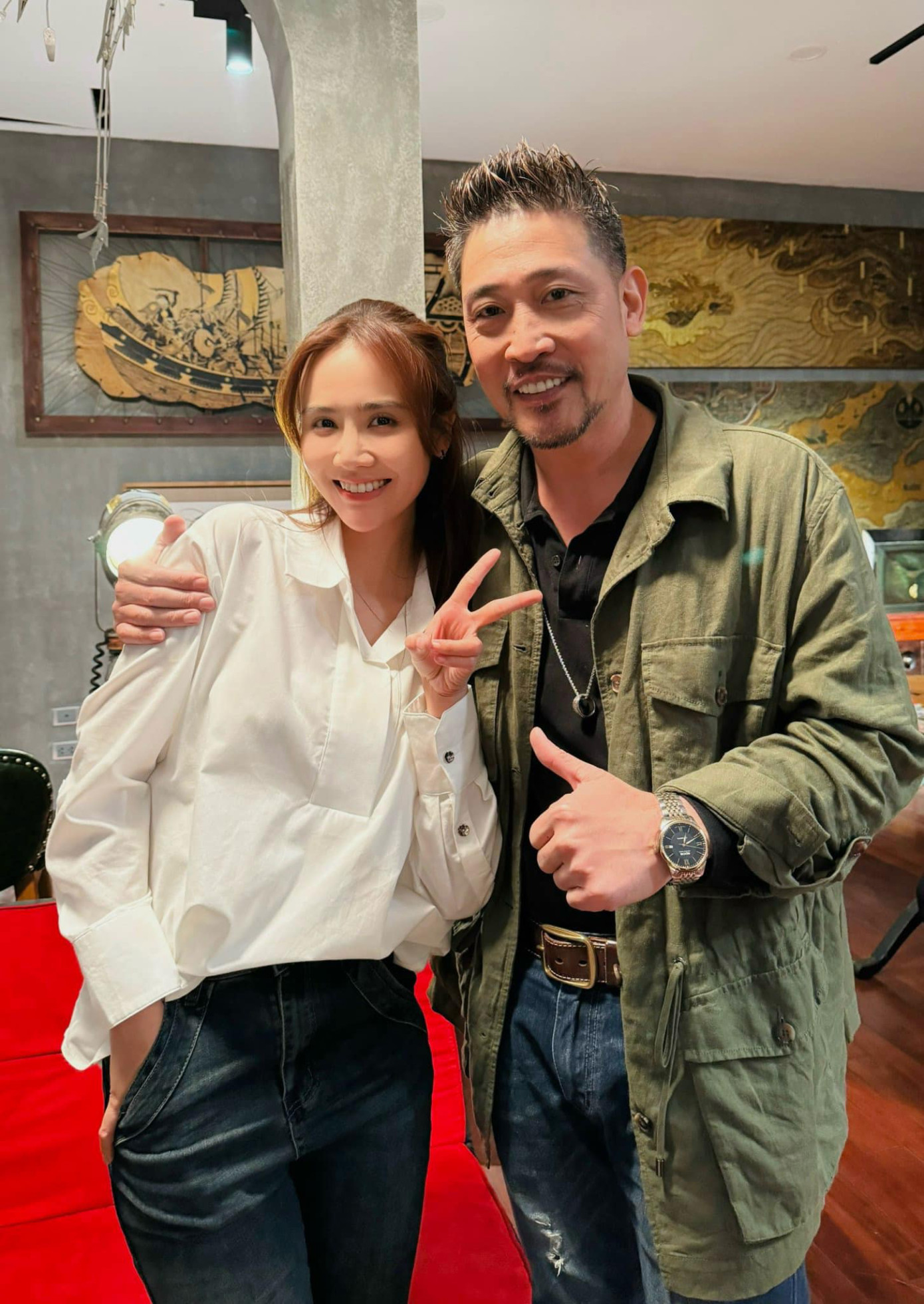 Diễn viên Hồ Phong và Huyền Lizzie ở hậu trường. Diễn viên Hồ Phong và Huyền Lizzie ở hậu trường.