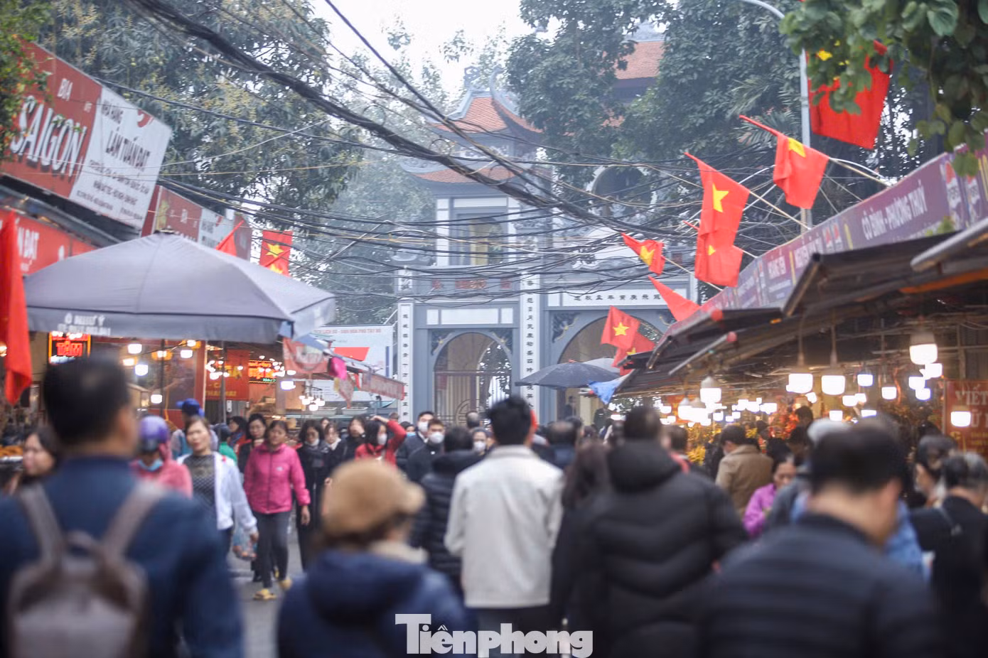 Người dân đội mưa, chịu rét đi lễ.