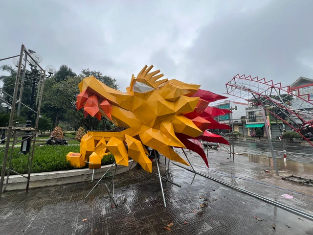 Linh vật rồng tại công viên Ba Tơ (Quảng Ngãi), do Công ty cổ phần Môi trường đô thị Quảng Ngãi triển khai thi công, lắp đặt. "Rồng chông gai", "rồng siêu nhân" là bình luận của cư dân mạng dành cho tác phẩm. Một số người trực tiếp đến tham quan nhận xét linh vật rồng này "không ăn ảnh" bởi nhìn ở ngoài không xấu như trên hình. Những người thực hiện cho biết tượng linh vật rồng này chưa hoàn thiện.