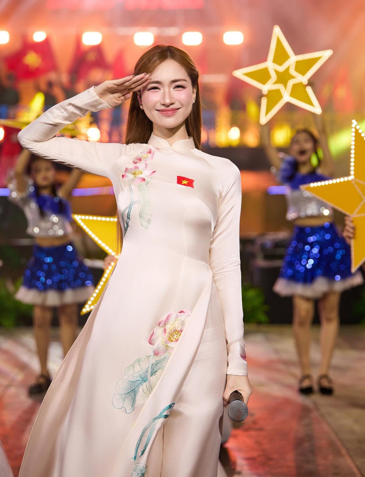 Hoa hậu Huỳnh Thị Thanh Thủy, ca sĩ Hòa Minzy khoe nhan sắc rạng rỡ với áo dài. Hoa hậu Huỳnh Thị Thanh Thủy, ca sĩ Hòa Minzy khoe nhan sắc rạng rỡ với áo dài.