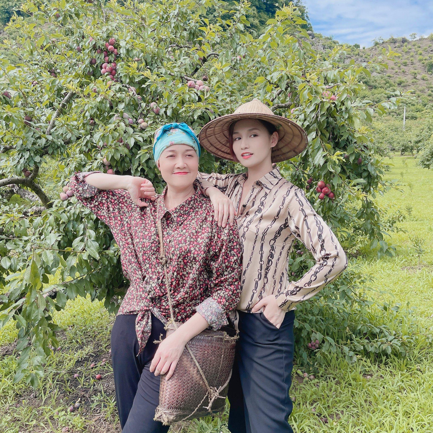 Vân Dung và "con gái" Lã Thanh Huyền. Vân Dung và "con gái" Lã Thanh Huyền.