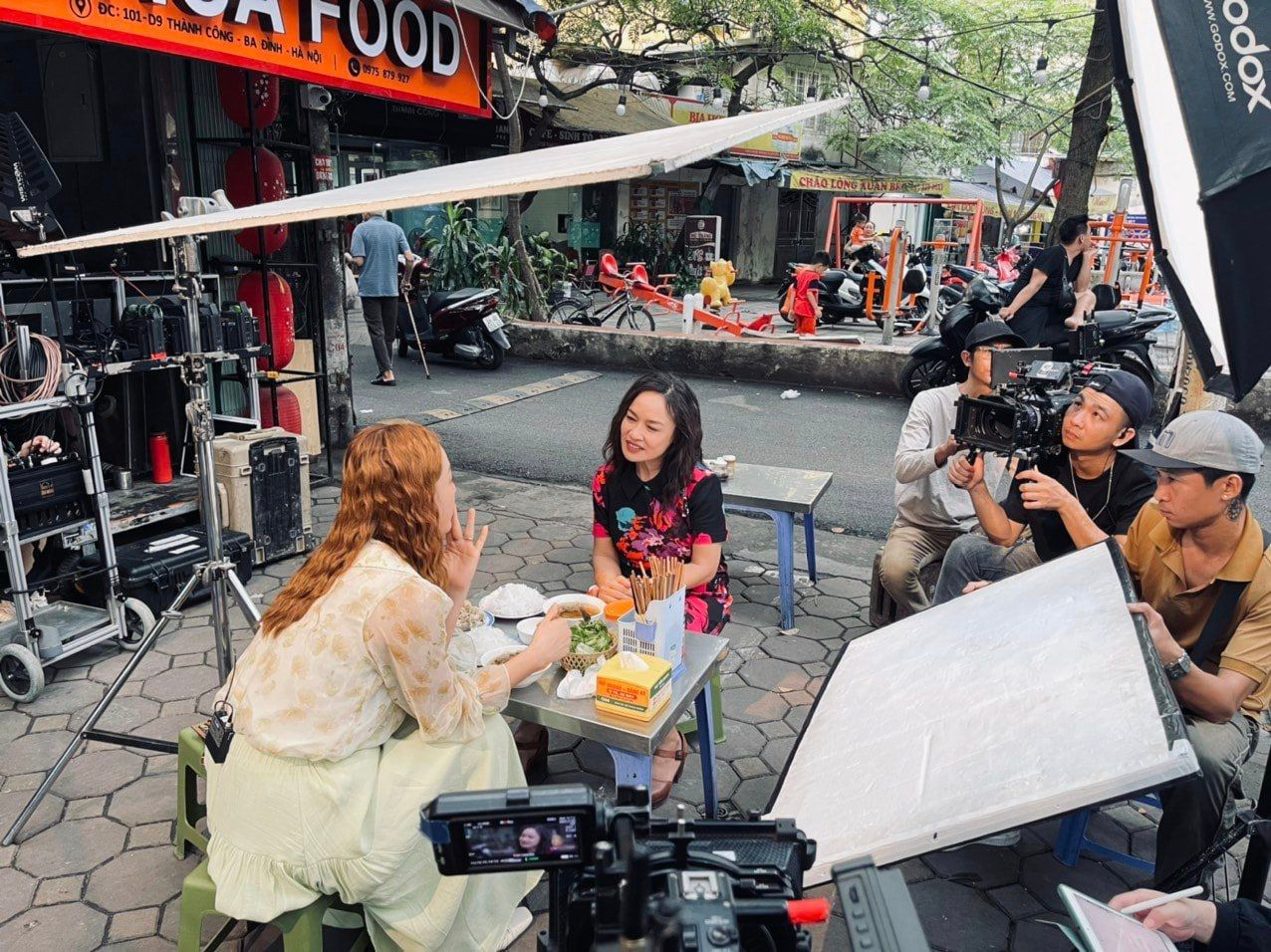 Nghệ sĩ Tú Oanh chia sẻ hậu trường đóng phim. Ảnh: FBNV