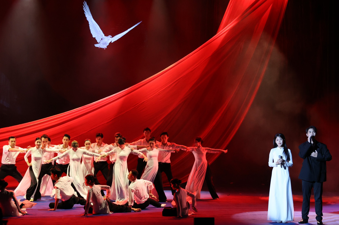 Liên khúc Tự nguyện - Hát cho dân tôi nghe được thể hiện qua giọng ca trong trẻo của Lâm Phúc và Pia Linh.