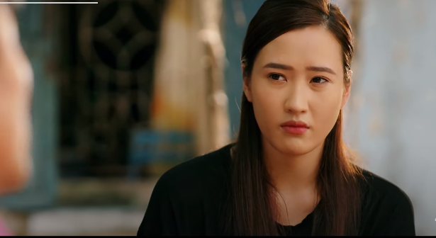 Nhung chăm chú nghe Mến phân tích. Ảnh: CMH. Nhung chăm chú nghe Mến phân tích. Ảnh: CMH.