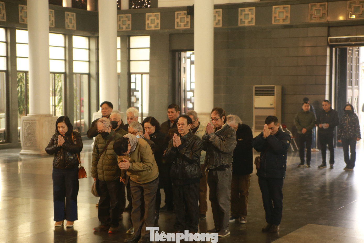 Đồng nghiệp ở Hãng phim truyện Việt Nam, lớp đạo diễn, diễn viên khóa 1 đưa tiễn đạo diễn Long Vân. Ảnh: Gia Linh Đồng nghiệp ở Hãng phim truyện Việt Nam, lớp đạo diễn, diễn viên khóa 1 đưa tiễn đạo diễn Long Vân. Ảnh: Gia Linh