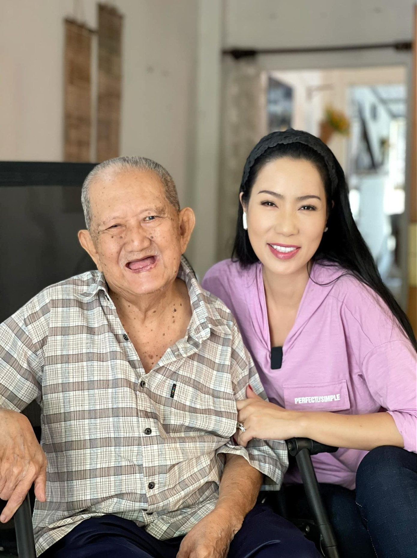 Nữ diễn viên tới thăm nghệ sĩ Mạc Can