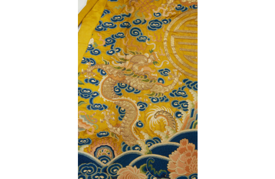 Các chi tiết trên áo.