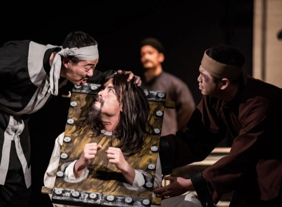 Vở kịch Vang bóng một thời do nhà văn Nguyễn Hiếu viết kịch bản, cảm tác từ tập truyện ngắn cùng tên của nhà văn Nguyễn Tuân.