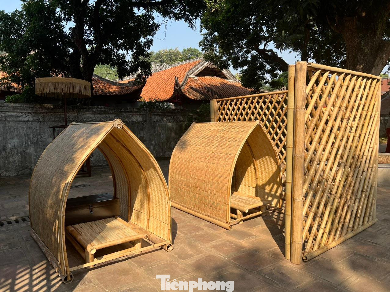 Không gian phía sau nhà trưng bày được dùng để tái hiện cảnh vật liên quan đến cuộc sống, quá trình ôn luyện, thi cử và đỗ đạt, vinh quy bái tổ của nho sinh. Khu vực trưng bày ngoài trời cũng là không gian cho các hoạt động trải nghiệm mang đặc trưng của di tích như viết thư pháp, câu đối. Ảnh: NGỌC ÁNH.