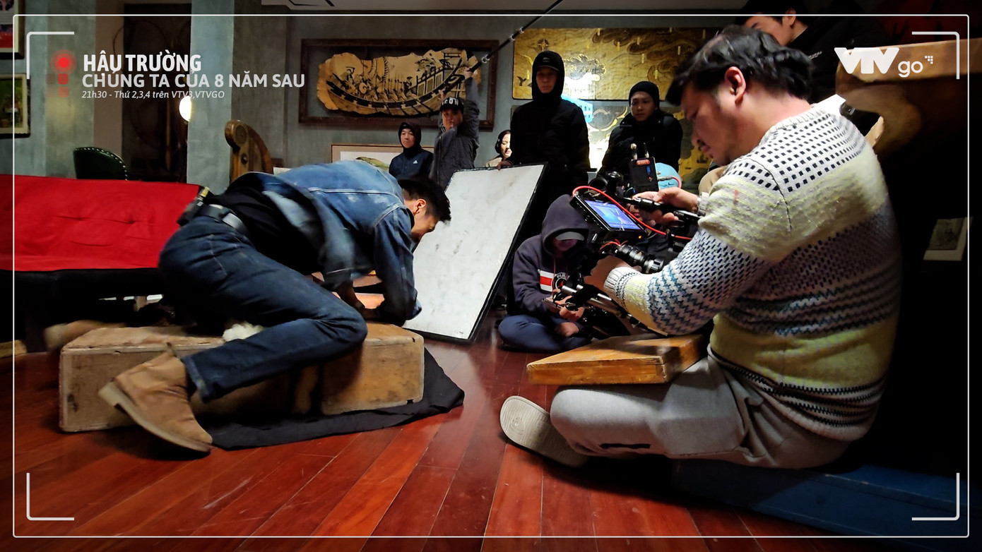 Ở góc máy khác, Mạnh Trường "đánh nhau" với chiếc hộp gỗ. Ở góc máy khác, Mạnh Trường "đánh nhau" với chiếc hộp gỗ.